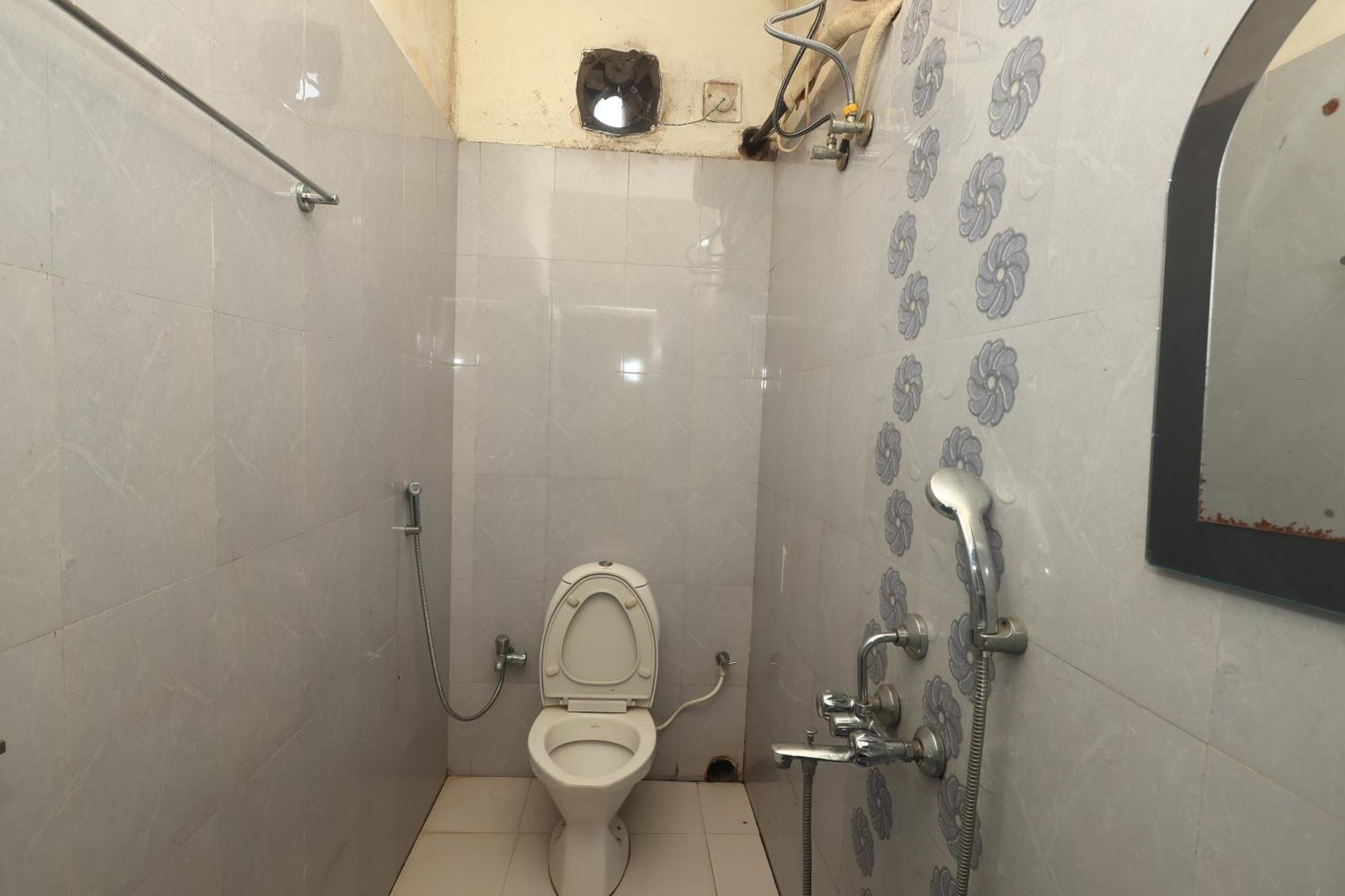 Hotel Space Setter บูบันเนสชวาร์ ภายนอก รูปภาพ