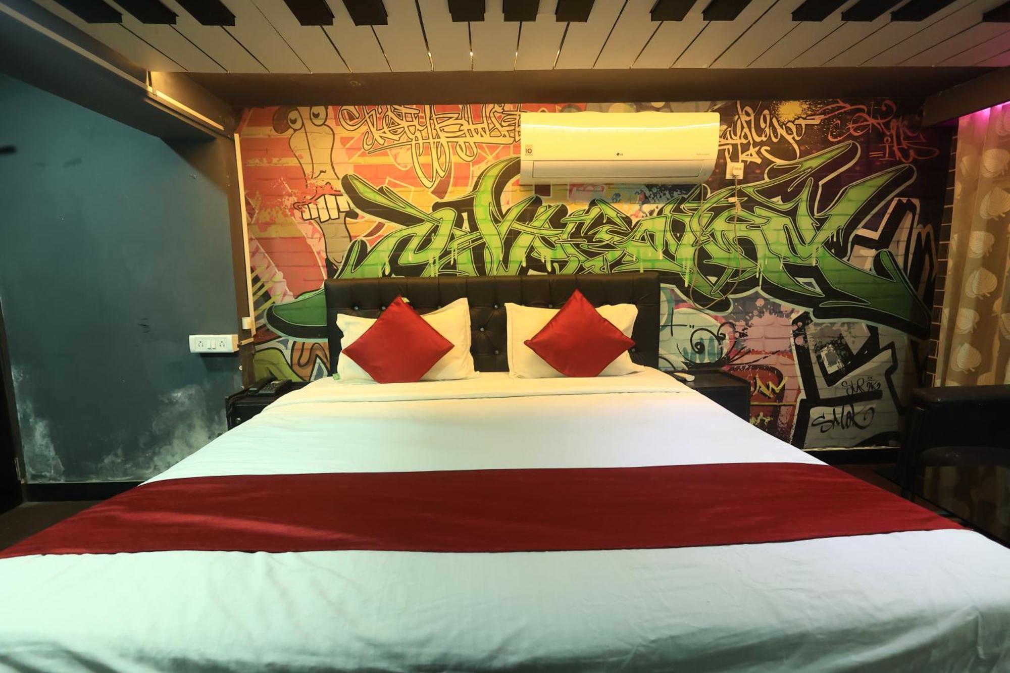 Hotel Space Setter บูบันเนสชวาร์ ภายนอก รูปภาพ