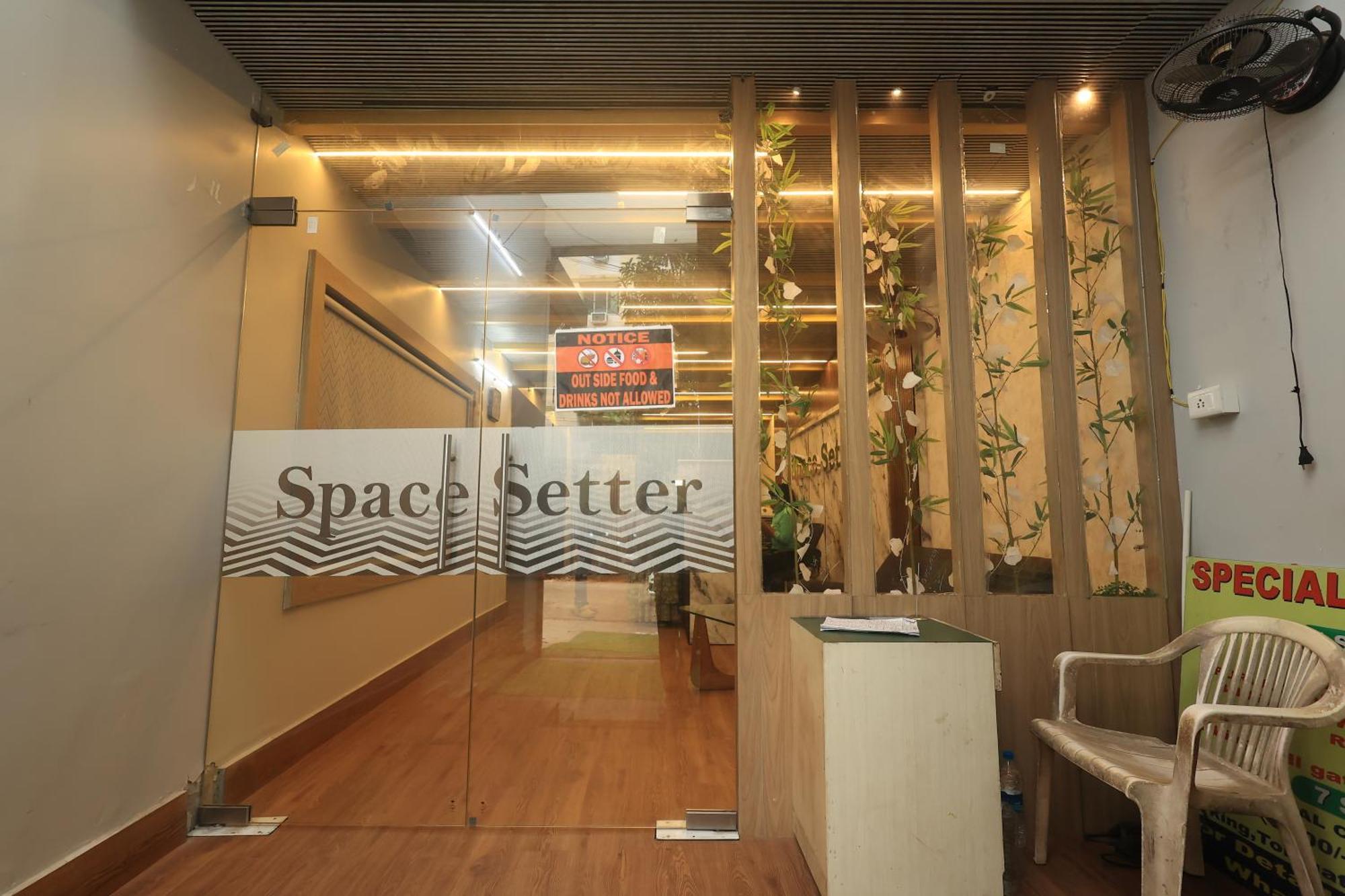 Hotel Space Setter บูบันเนสชวาร์ ภายนอก รูปภาพ